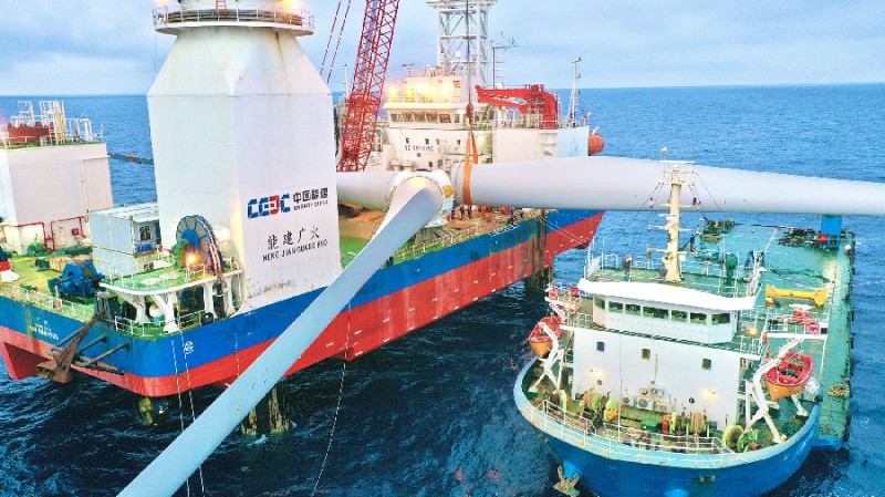 华电阳江青洲三500兆瓦海上风电场完成首台风机吊装